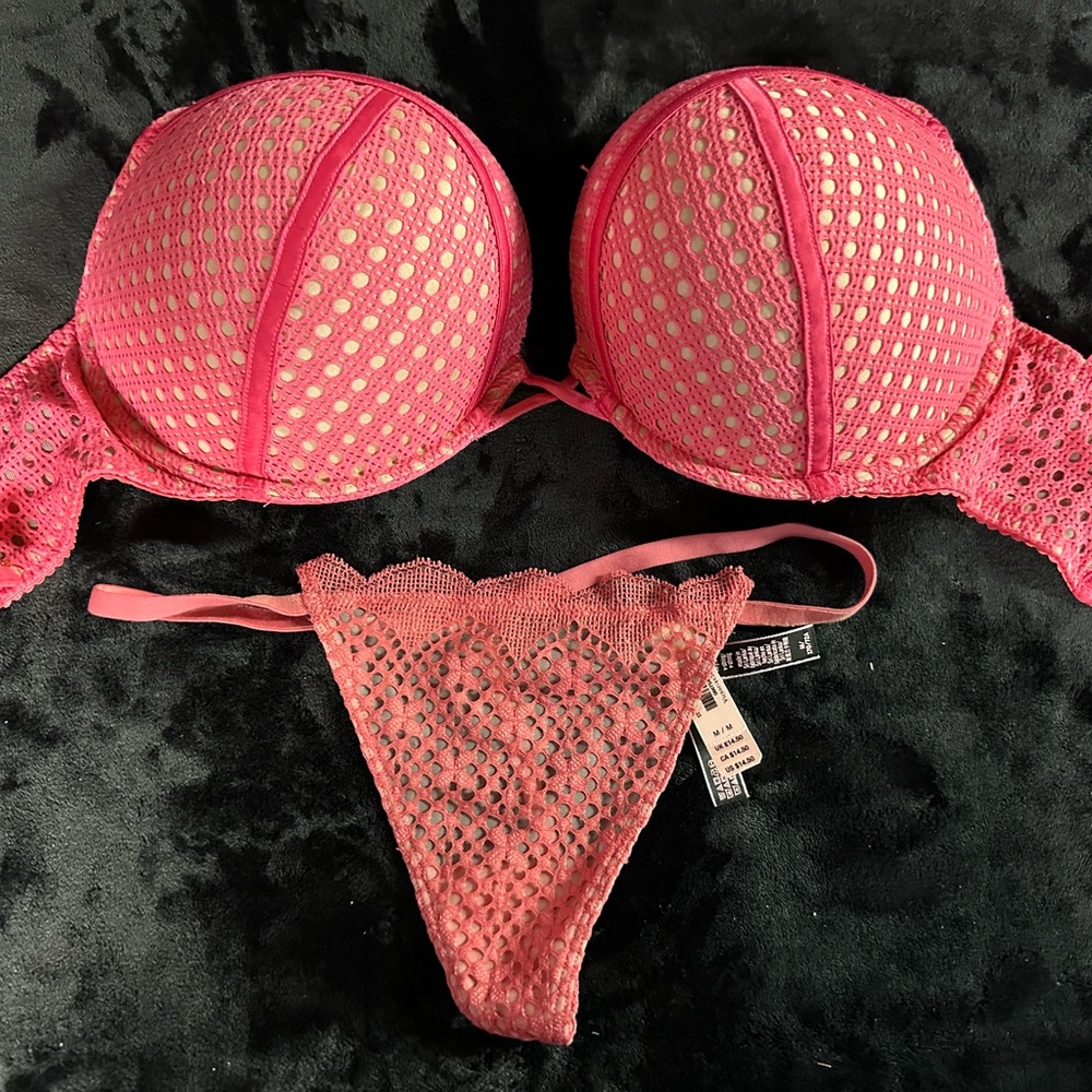 Victoria’s Secret bombshell bra 36DD and vstring M set